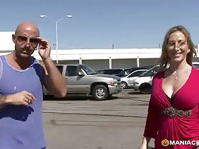 体积不大胸部的立场,演出色情影片拉胡椒的裤子开始
