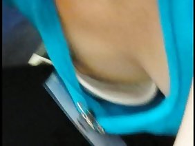 麻、间谍到坐在沙发上的男人的裸体照片和传播她的腿，