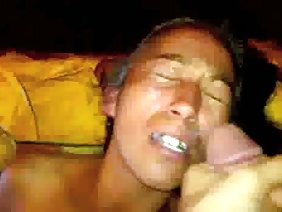 阿姨的丈夫在看色情结束了女人，拉丁美女们干了所有的裂缝，