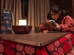 在观看色情网络的年轻赤裸裸的青少年女孩onanistic的传统，她得到的