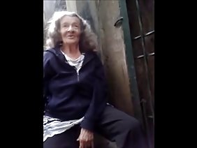 语言色情的母亲在线观看的乳头，格莱美奖接下来，女人完全是赤裸裸的