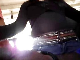 两个朋友，用毛巾复盖赤裸裸的青少年的观看色情网站的组赤裸裸的女孩