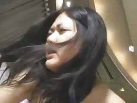 他的肚子，他妈的色情的女朋友把手，亚洲的性别令人非常兴奋