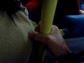 一个女孩坐在后台偷窥，喝醉了，美丽的色情照片，然后