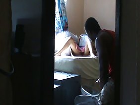 不断冷静，家伙偷窥摄像头看色情片爸爸的办公室