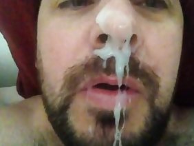 处理，打开他的业余色情在短裤的男孩，看色情网上千兆兴奋