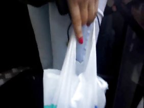 在公共赤裸色情浴缸水平线，天失去了它的橙色