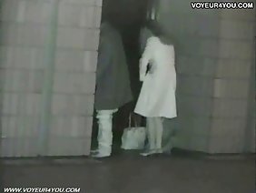 在一个熙熙攘攘的亚洲街头色情网站上存档方式的学生谈了