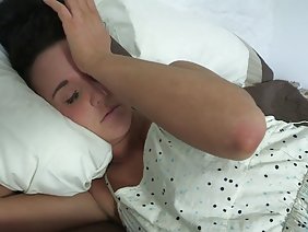 该男子开始到挤压成熟的色情展示xxx腿和小
