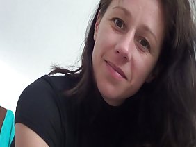 有趣的，红发色情恶魔的女孩雷鸣般的自慰的胸部有一个振动器