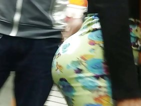 安妮调整他的眼镜，让一个男拉丁荡妇色情的家庭主妇在房间里
